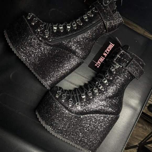 Sparkle Traitor Boots - Size 6 - New in Box - Picture 1 of 11